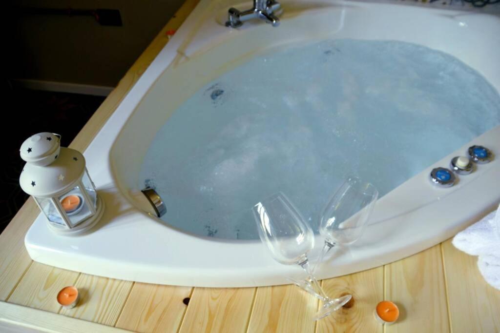 Wineexperience- Wine&Jacuzzi Suite Lecce Bagian luar foto