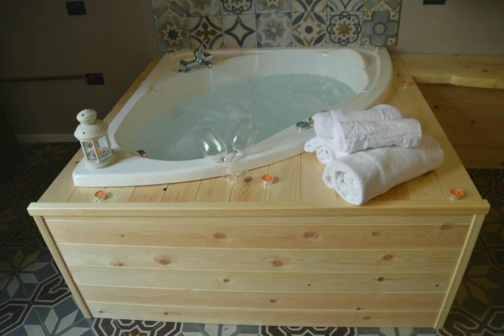 Wineexperience- Wine&Jacuzzi Suite Lecce Bagian luar foto
