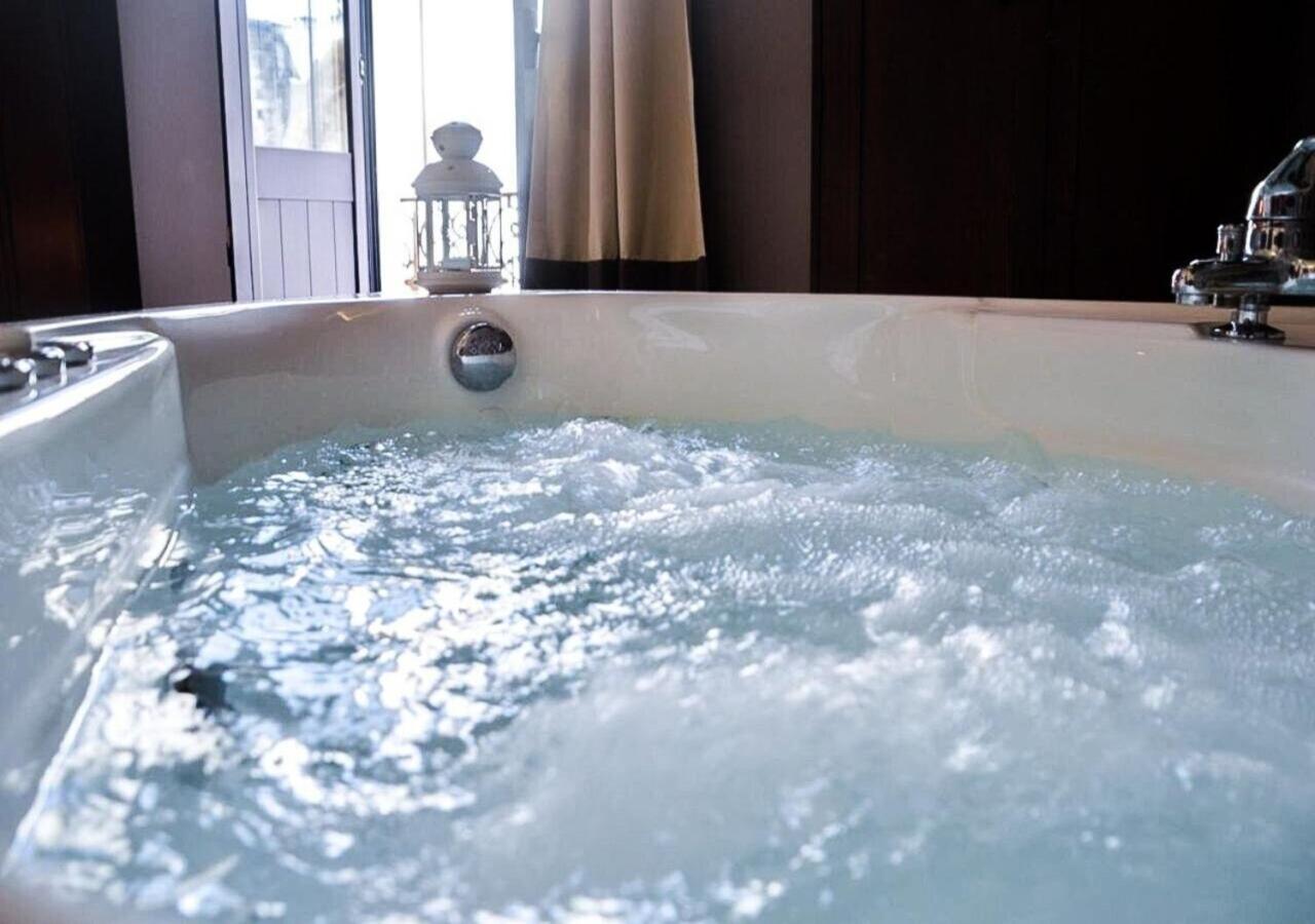 Wineexperience- Wine&Jacuzzi Suite Lecce Bagian luar foto
