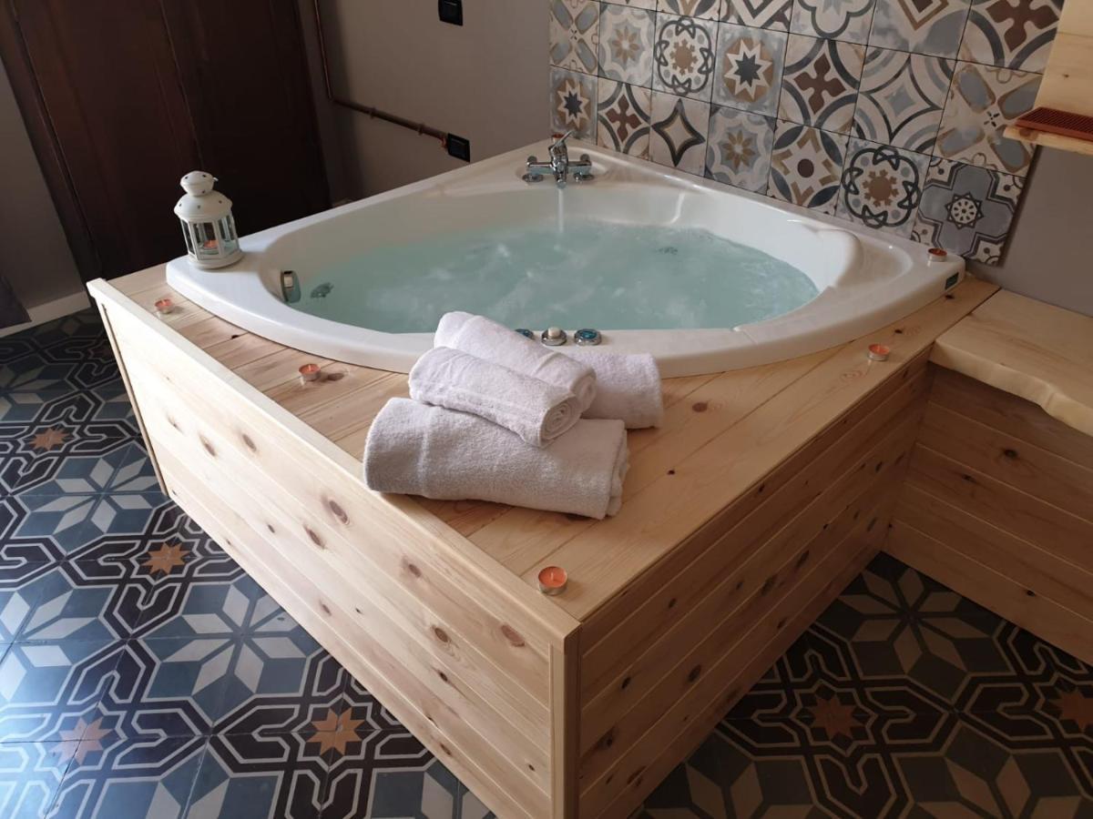 Wineexperience- Wine&Jacuzzi Suite Lecce Bagian luar foto
