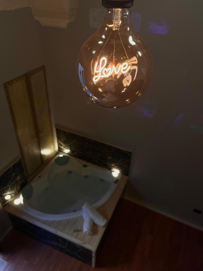 Wineexperience- Wine&Jacuzzi Suite Lecce Bagian luar foto
