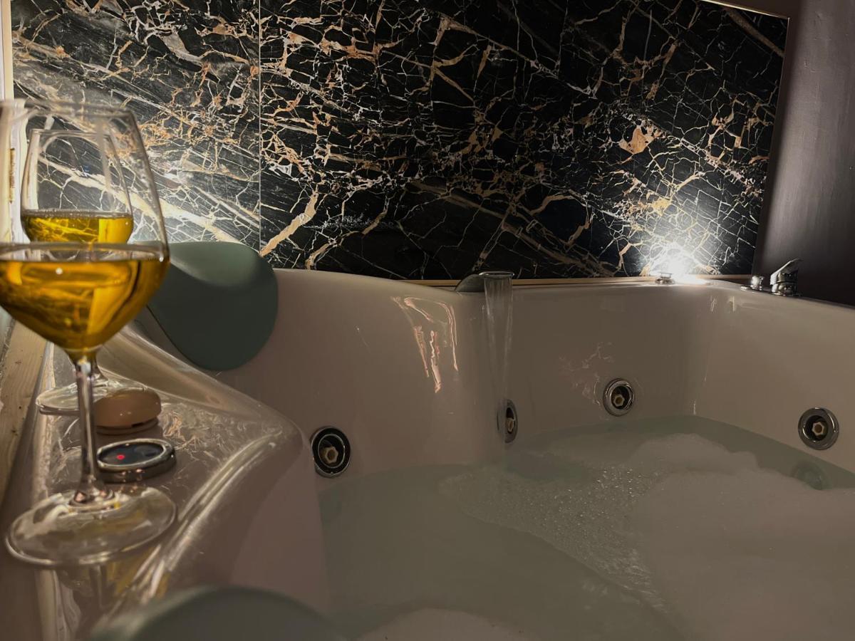 Wineexperience- Wine&Jacuzzi Suite Lecce Bagian luar foto